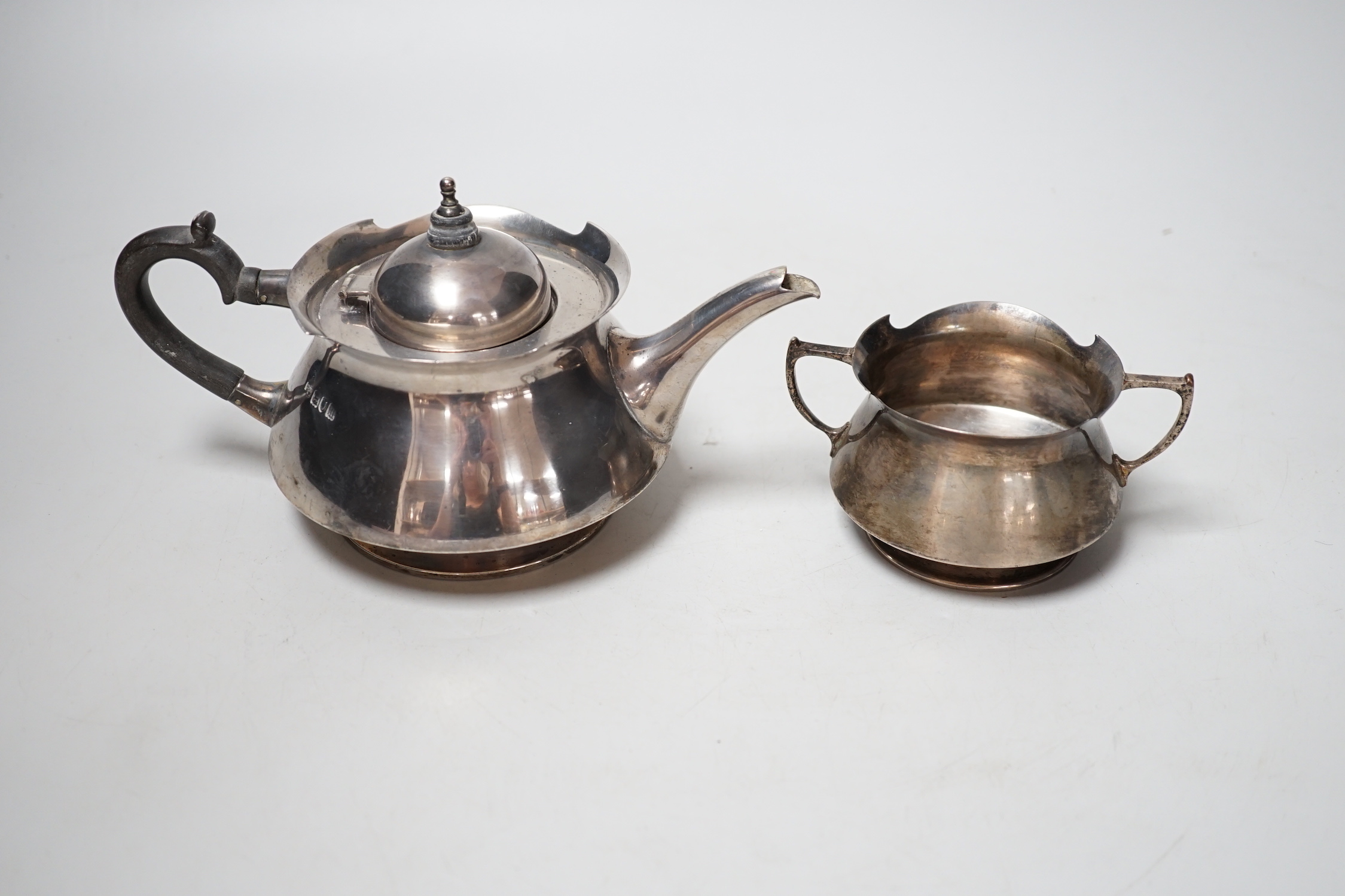 An Edwardian Art Nouveau silver teapot and two handled sugar bowl by Mappin & Webb, London, 1907, gross weight 12,4oz.